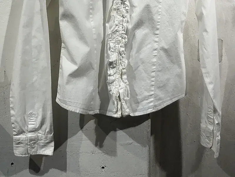 Ruffle-trim button up white blouse +to 5