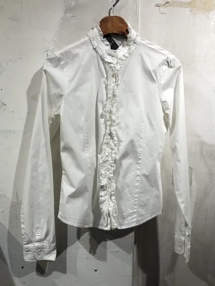 Ruffle-trim button up white blouse +to 3