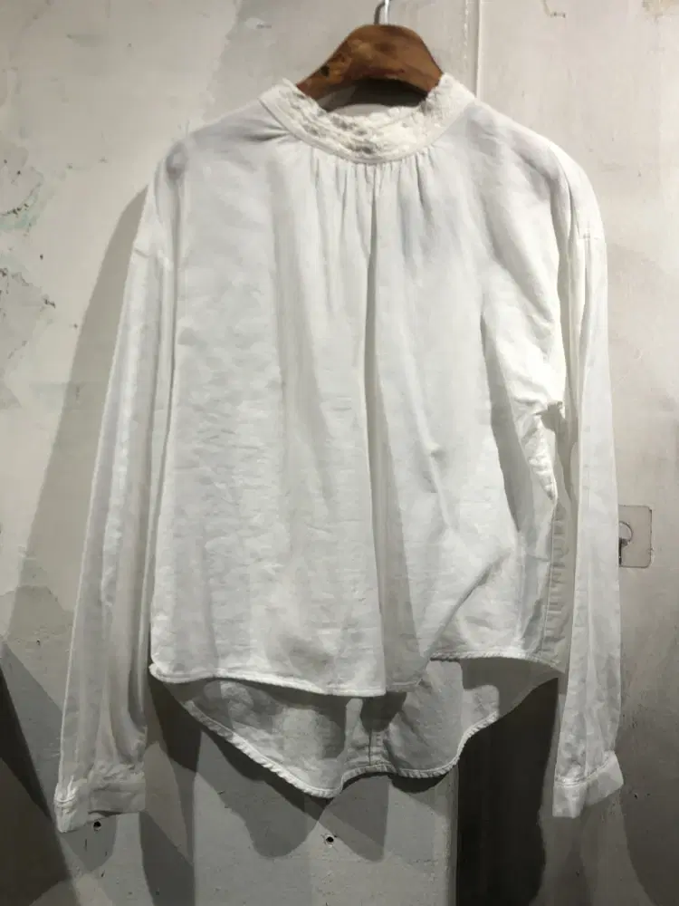 White lace neck point blouse +to 5