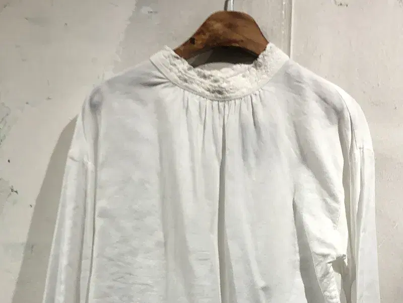 White lace neck point blouse +to 6