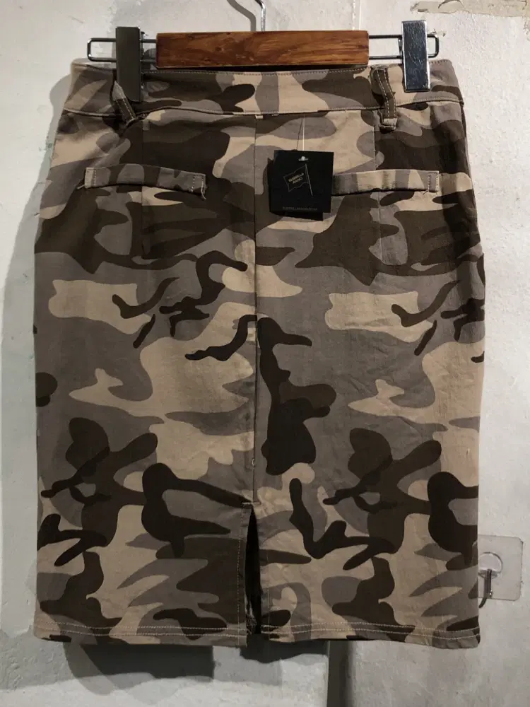 Khaki camo mini skirt +to 9