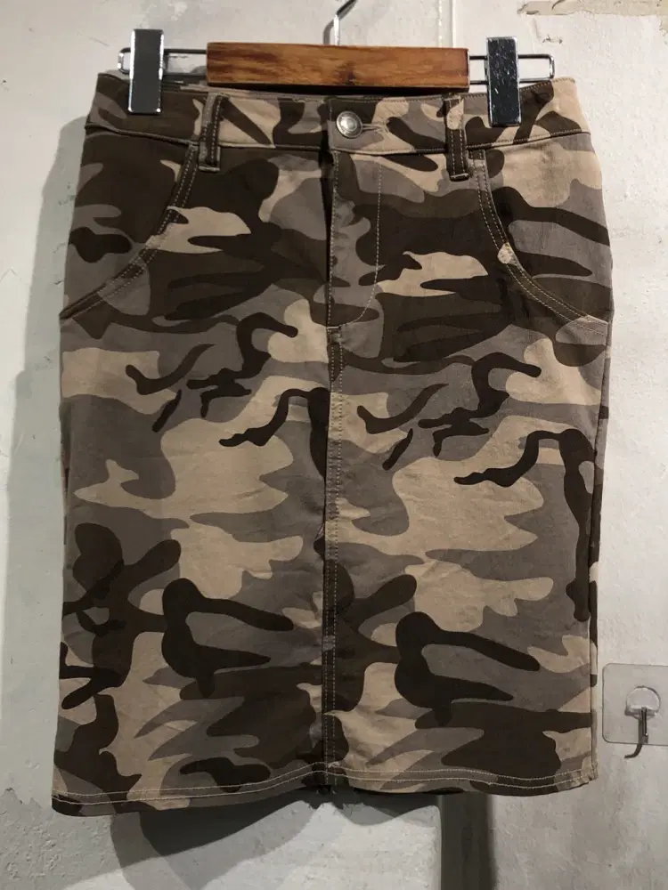 Khaki camo mini skirt +to 6