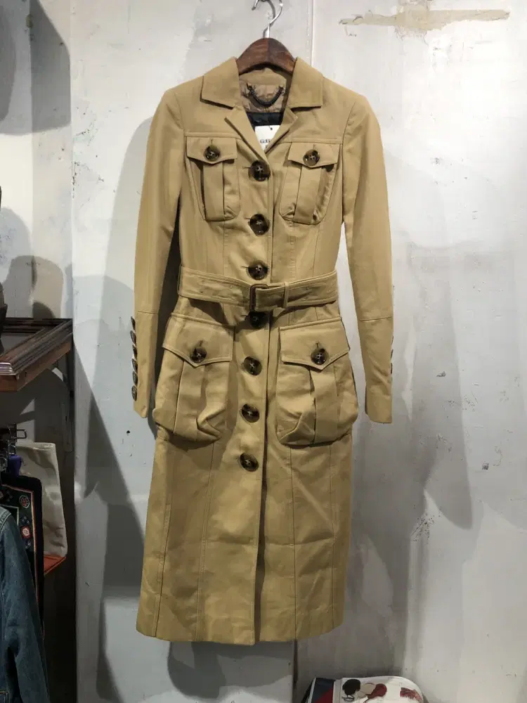 Burberry beige coat +f 3