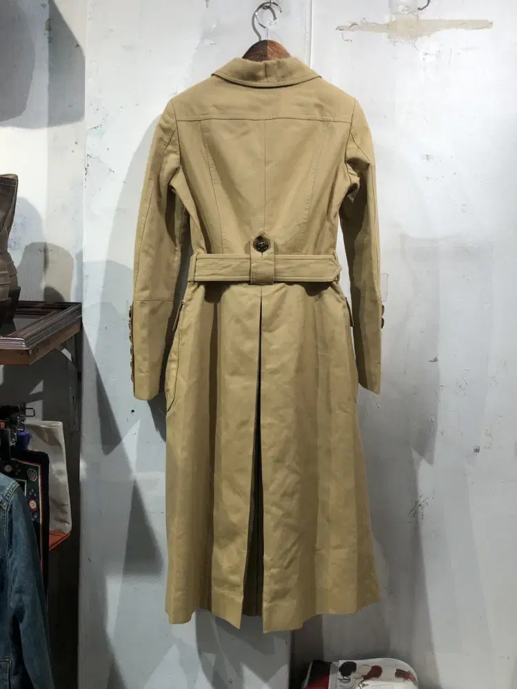 Burberry beige coat +f 7