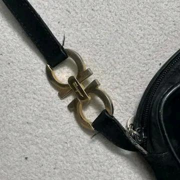 살바토레 페라가오 스웨이드 간치니 로고 블랙 크로스백 5