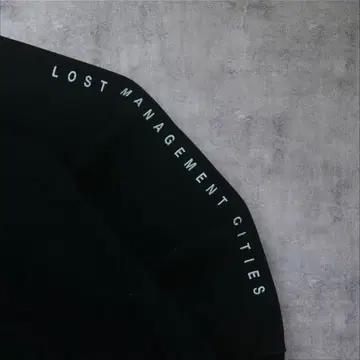 LMC 센터 로고 스펠아웃 블랙 맨투맨 3