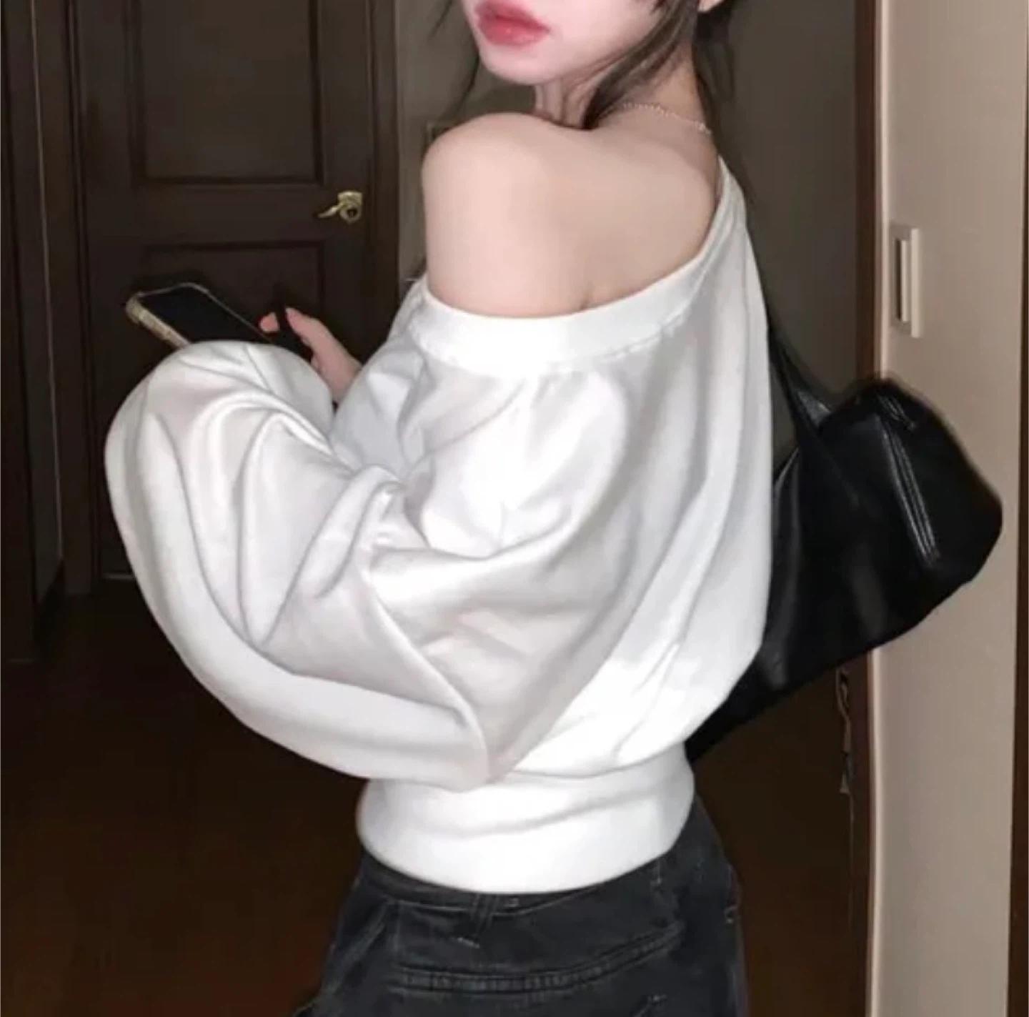 새상품) 에이블리 흰색 오프숄더 맨투맨 여리핏 허리잘록 크롭 아방 2