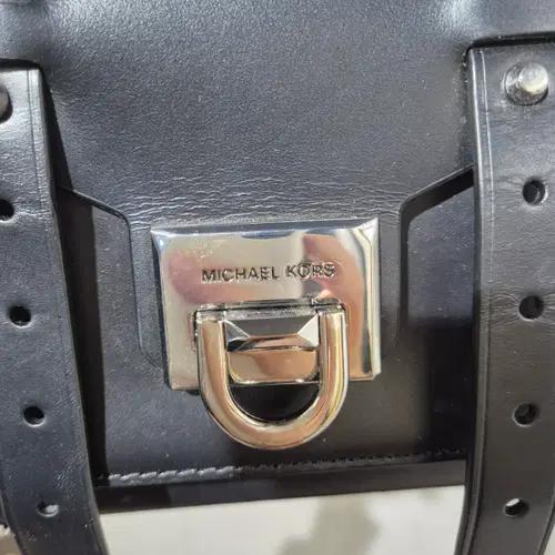 마이클코어스 블랙 스터드 숄더백 4