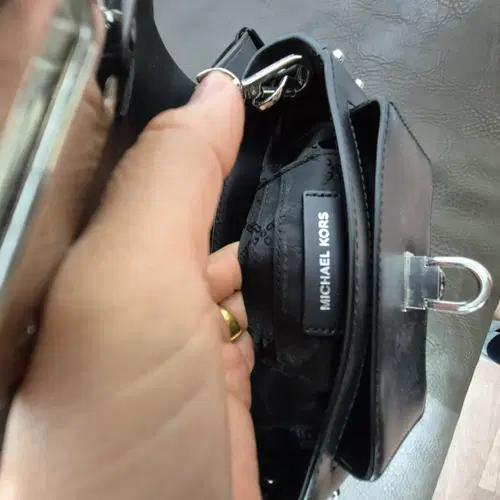 마이클코어스 블랙 스터드 숄더백 6
