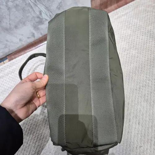 카키색 패치 장식 토트백 4