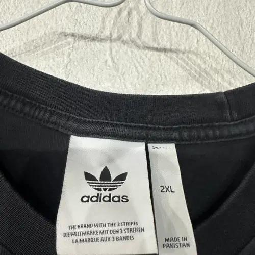 아디다스 검흰 반팔티 105 4