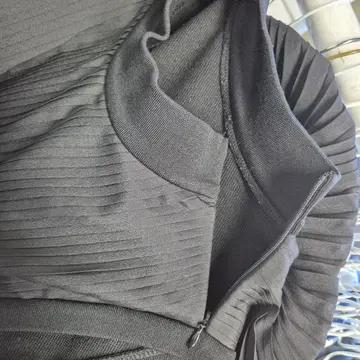 럭키슈에뜨  블랙 레이어드 플리츠 민소매 원피스 4