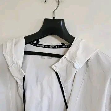 언더아머 바람막이  8