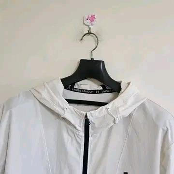 언더아머 바람막이  4