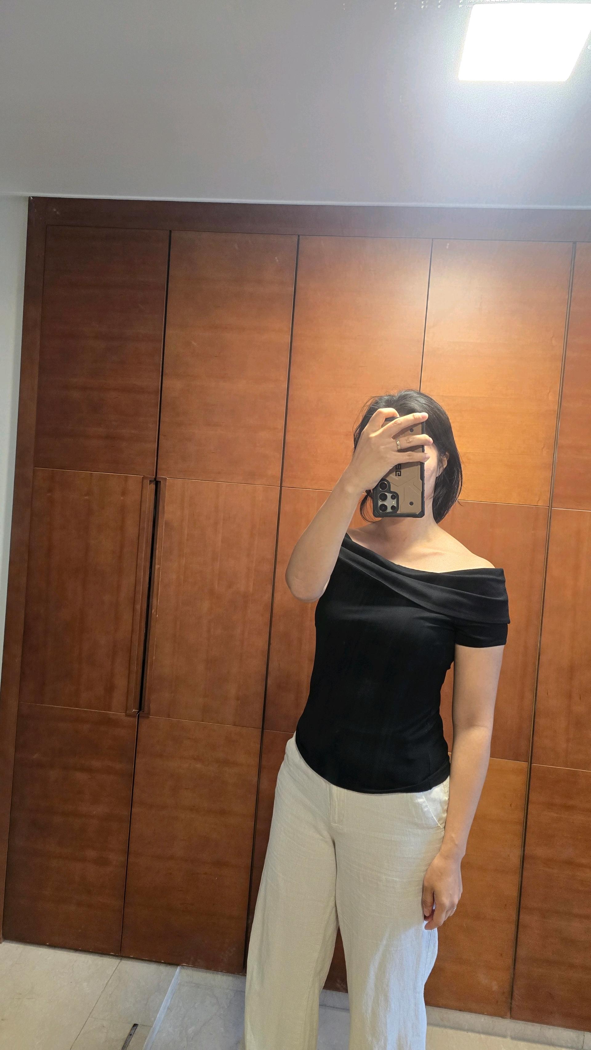 COS 오프숄더 슬림핏 반팔 티셔츠 블랙 2