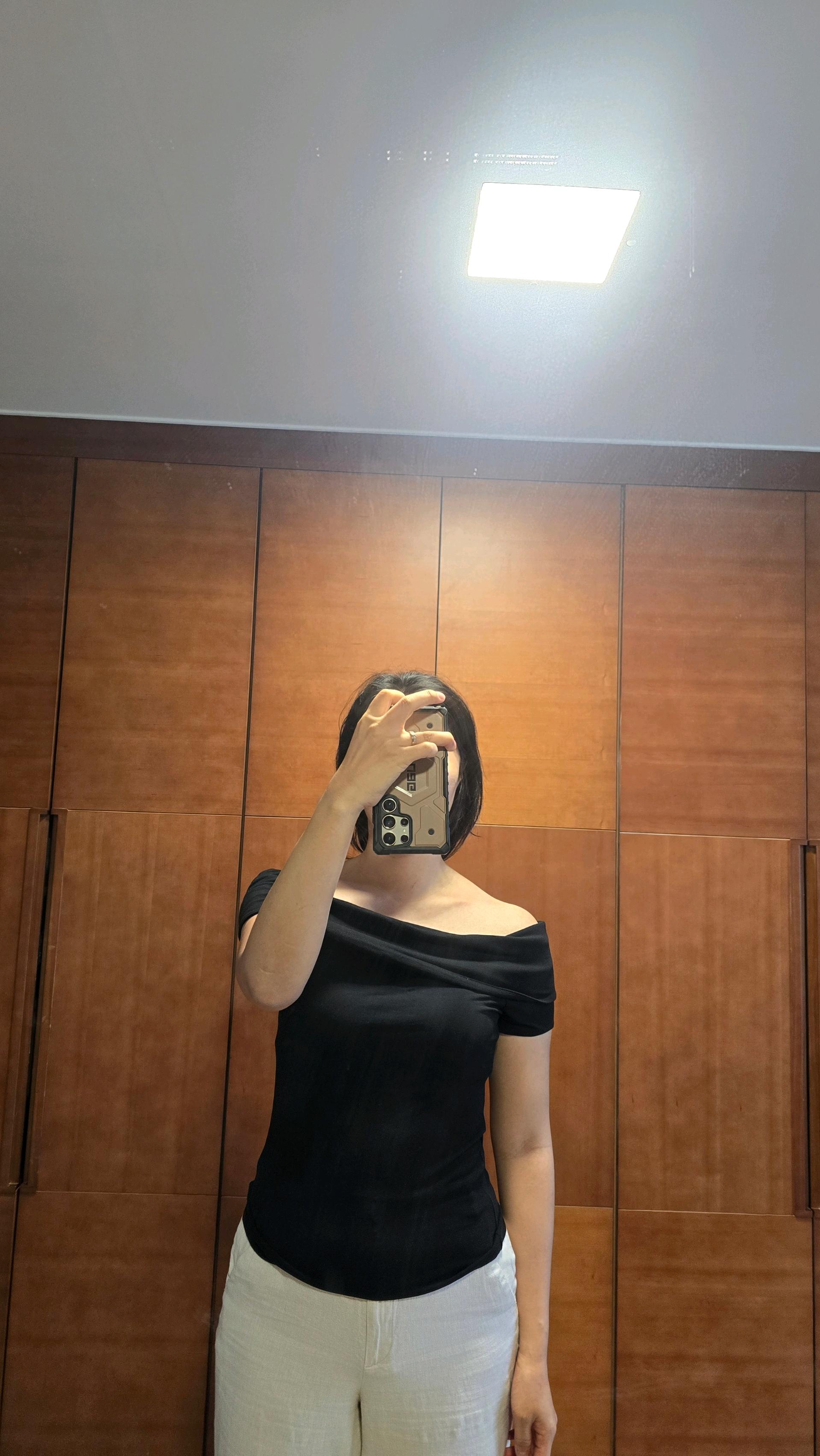 COS 오프숄더 슬림핏 반팔 티셔츠 블랙 3
