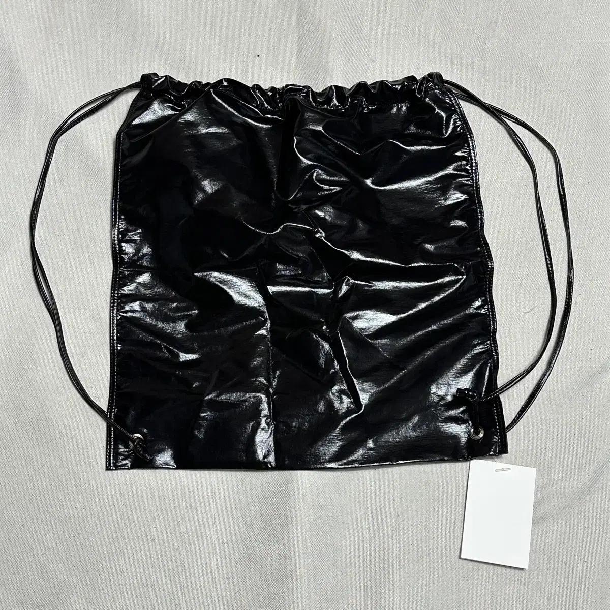 OS 마뗑킴 블랙 스트링 코팅 백팩 4