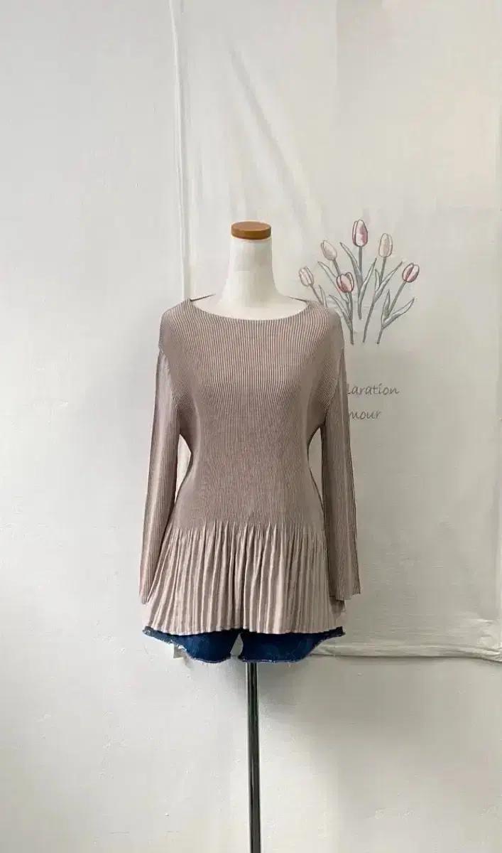 플리츠 텍스처 밑단 프릴 디테일 블라우스 272 2