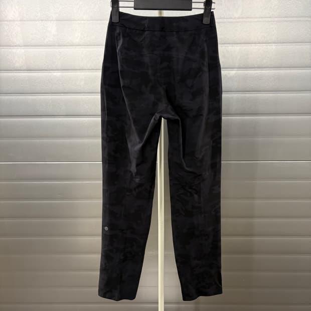 Lululemon Women's Camo stretch pants 2 6