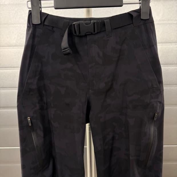 Lululemon Women's Camo stretch pants 2 4