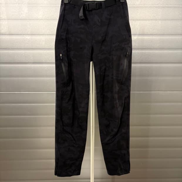 Lululemon Women's Camo stretch pants 2 3