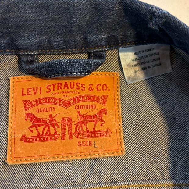 Levi's destoryed denim jacket L 8