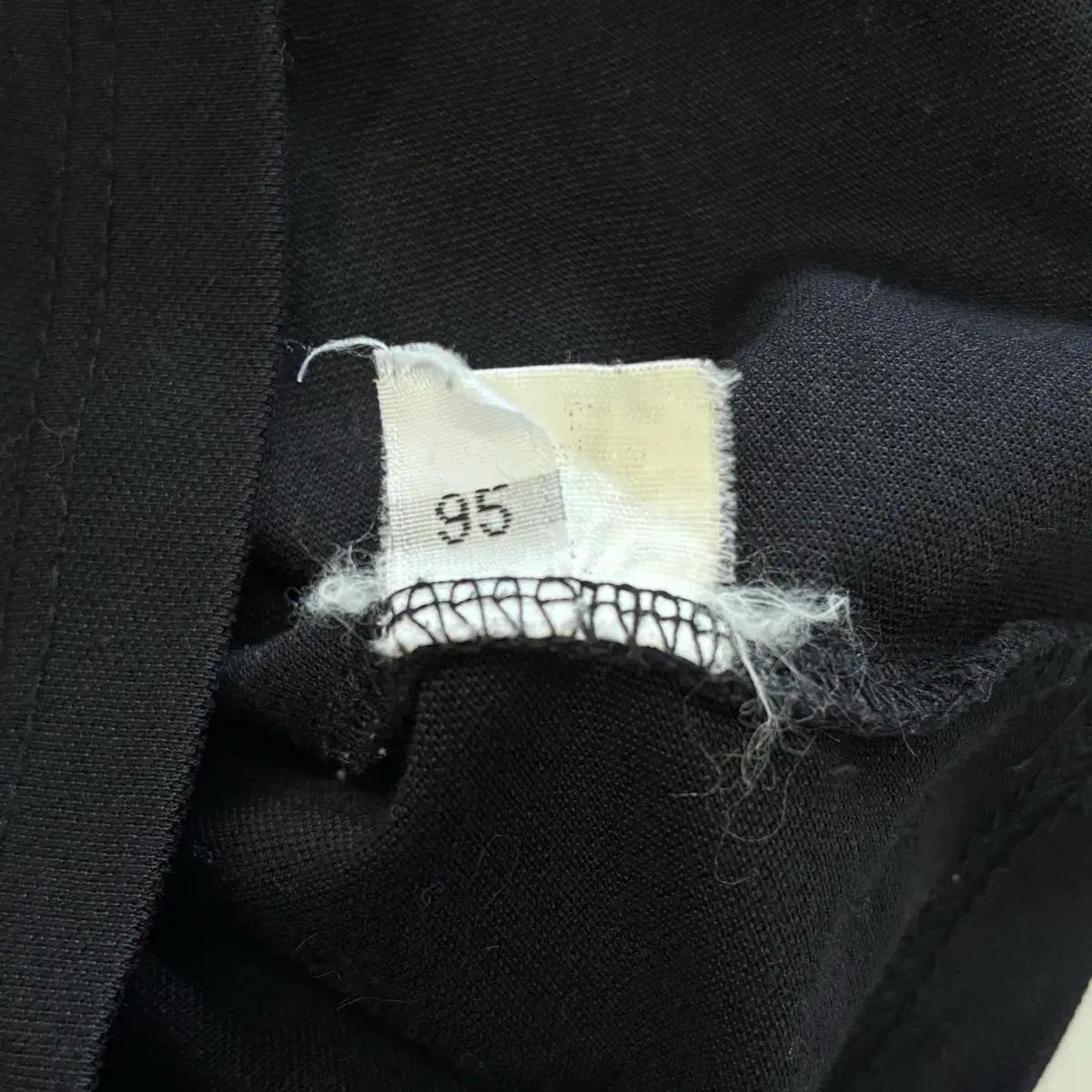 C.P. 컴퍼니 95 블랙 카라 반팔티 6