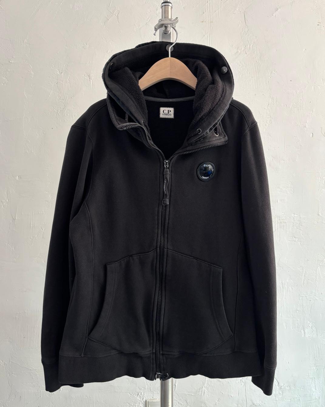 C.P. Company 씨피컴퍼니 블랙 컬러 렌즈 와펜 후드 집업 2