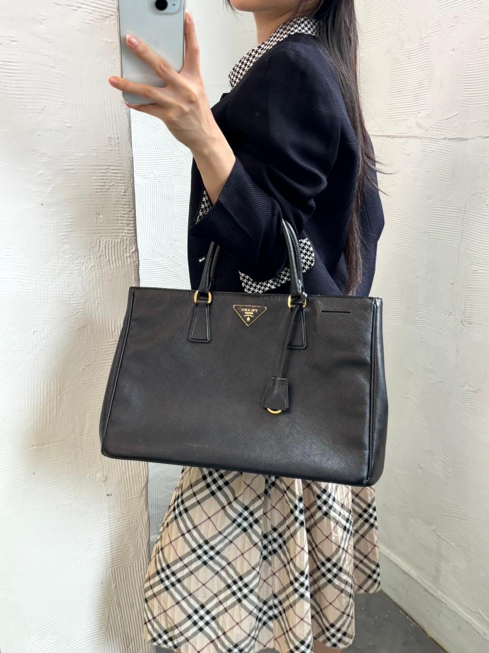 Prada 프라다 삼각 로고 블랙 레더 토트백 2