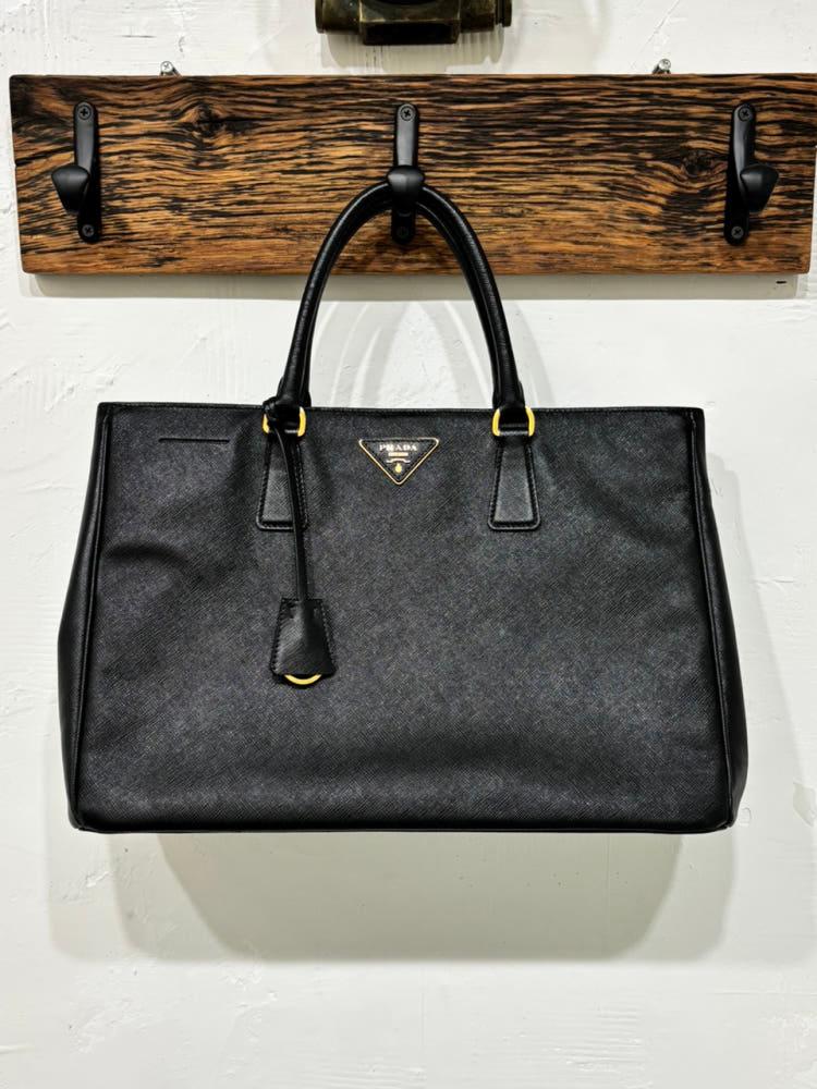 Prada 프라다 삼각 로고 블랙 레더 토트백 4