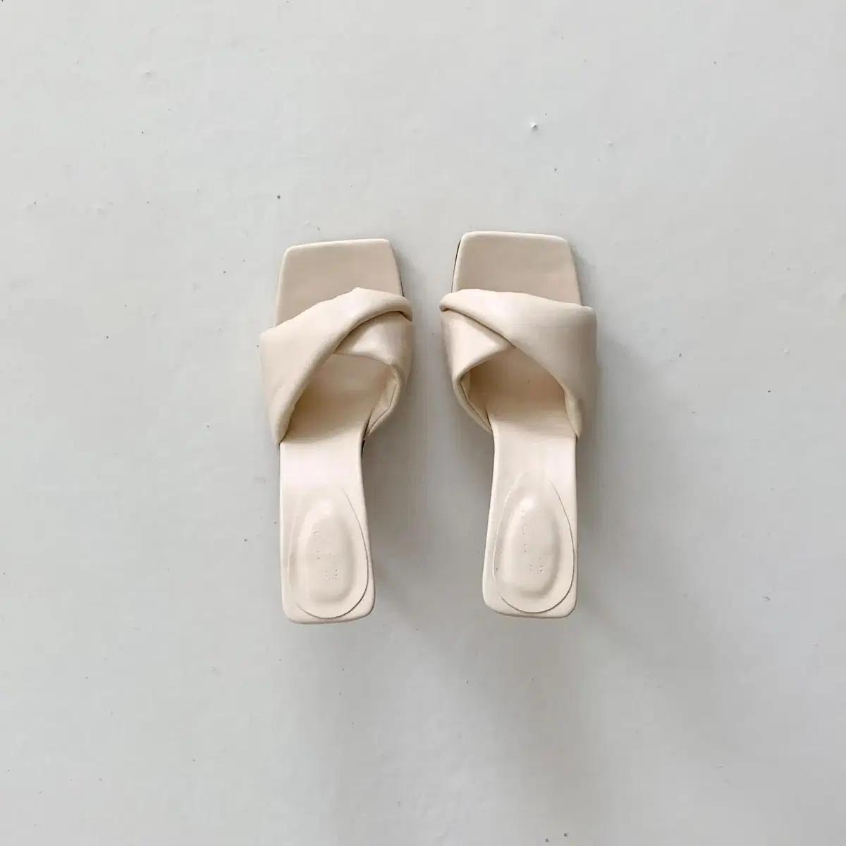 #755 스퀘어토 7cm 스틸레토 샌들 235 베이지 3
