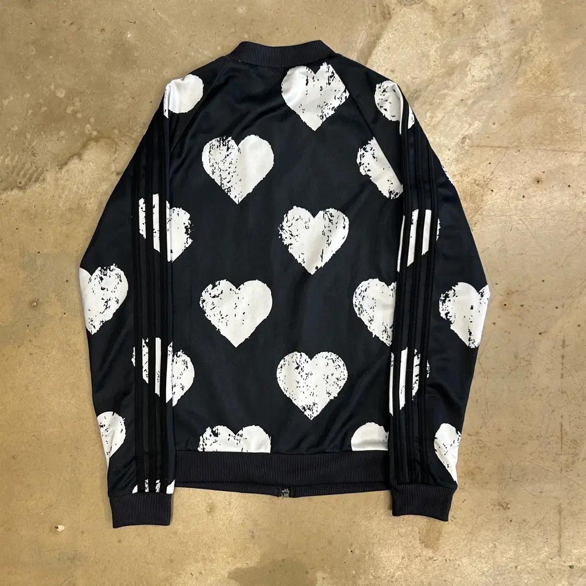 34 아디다스 블랙 하트패턴 트랙탑 4