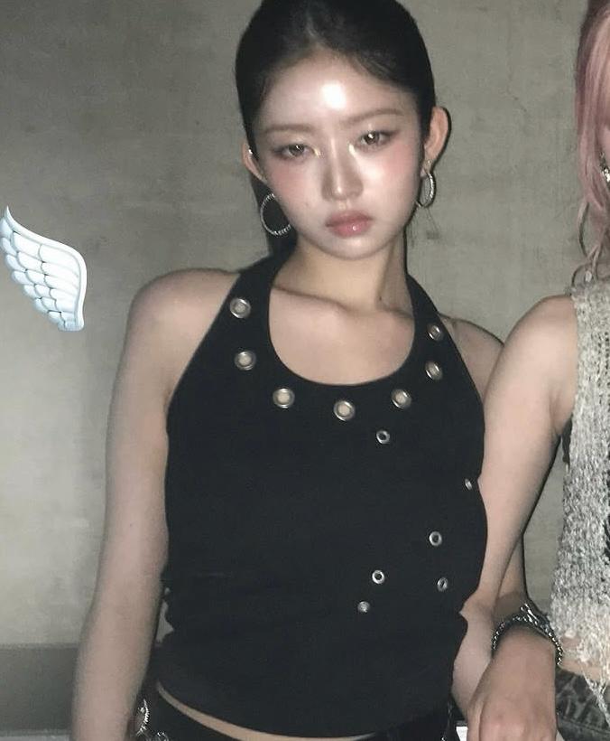아일렛 홀 디테일 홀터넥 슬리브리스 나시 티셔츠 3