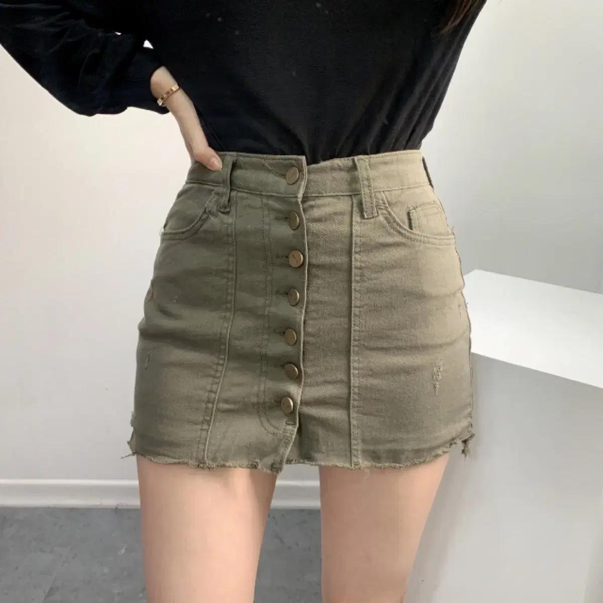 코튼캔디스토어 카키 버튼 미니스커트 새상품 2
