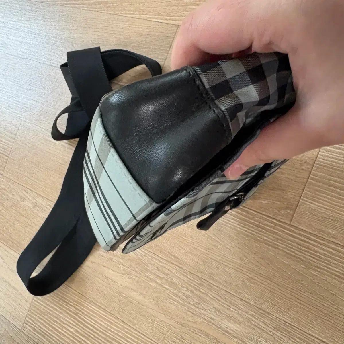 버버리 블루 체크 미니백 6