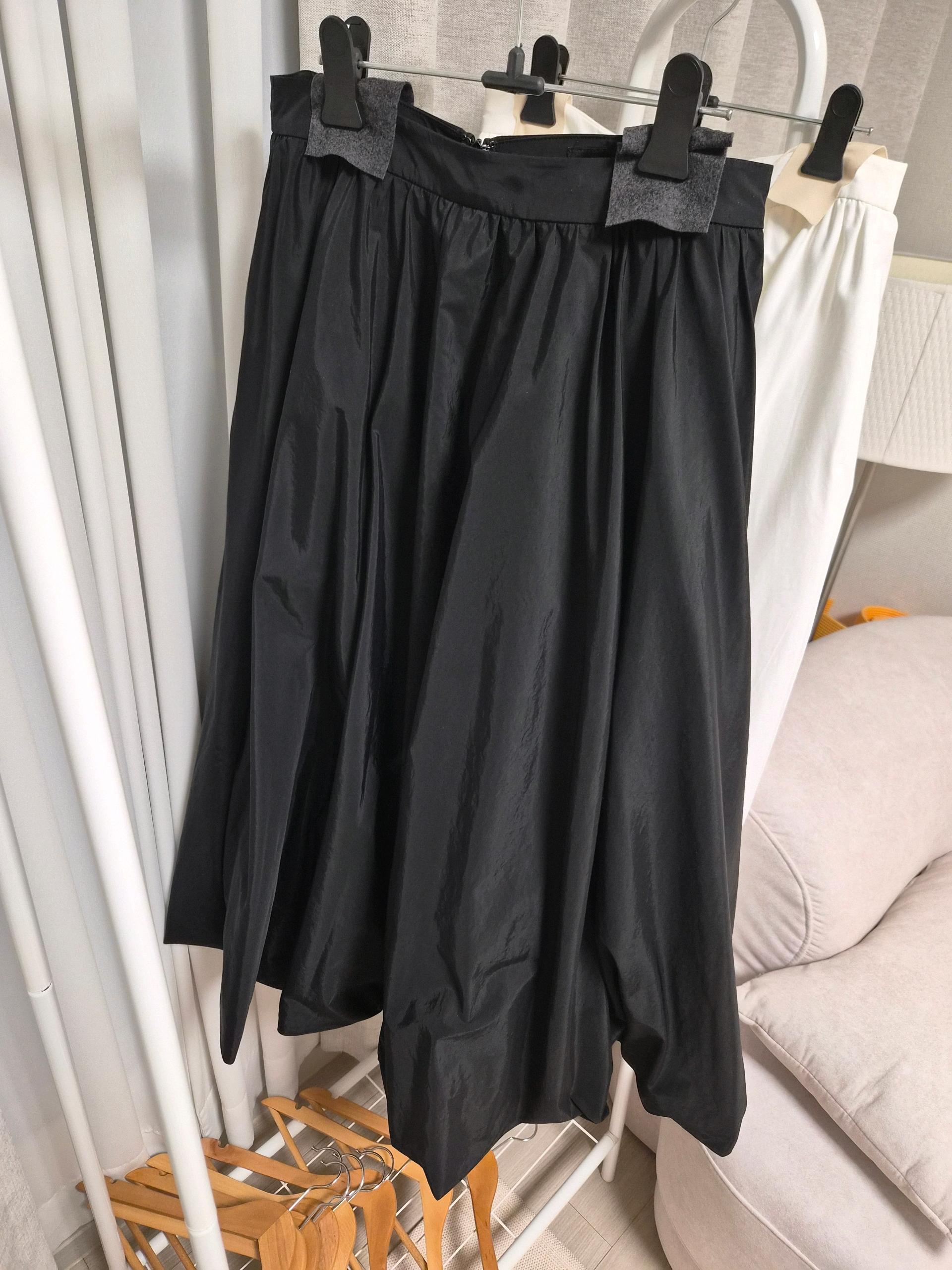 ELLOGE Joy Puffball Skirt 엘로주 조이 퍼프볼 스커트 블랙 3