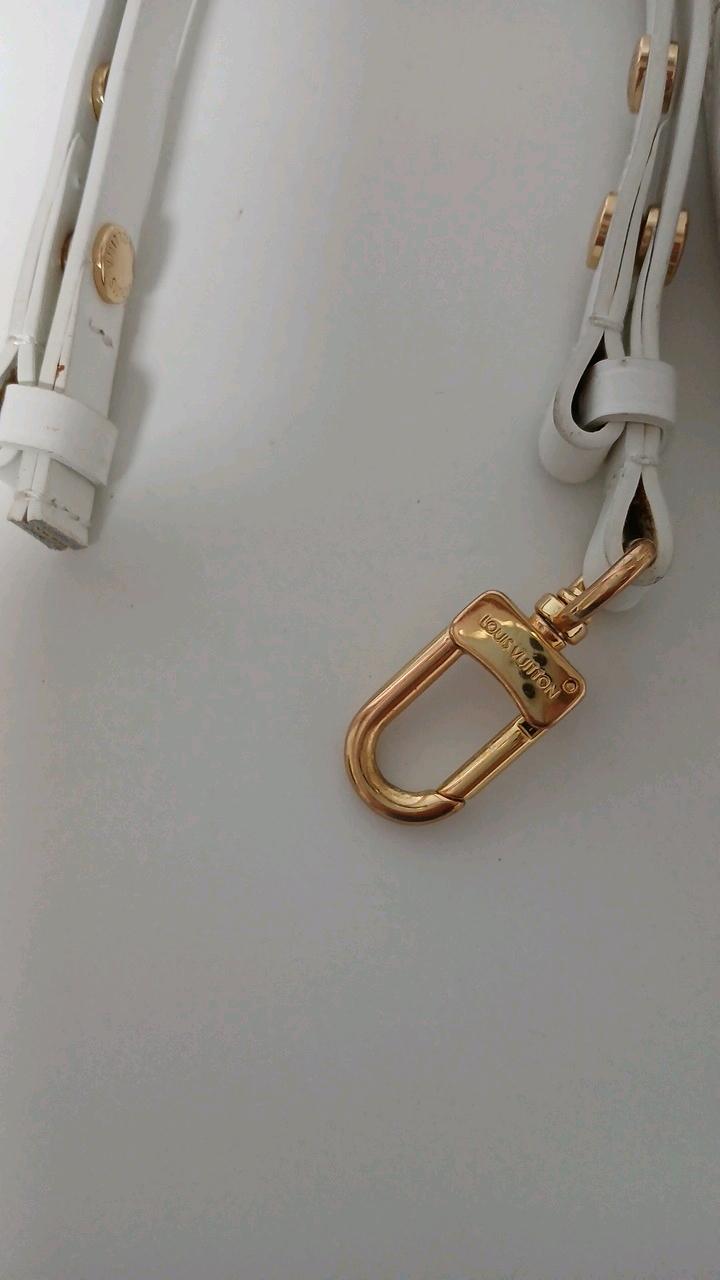 루이비통 에피 네오노에 러브락 버킷백 화이트 11