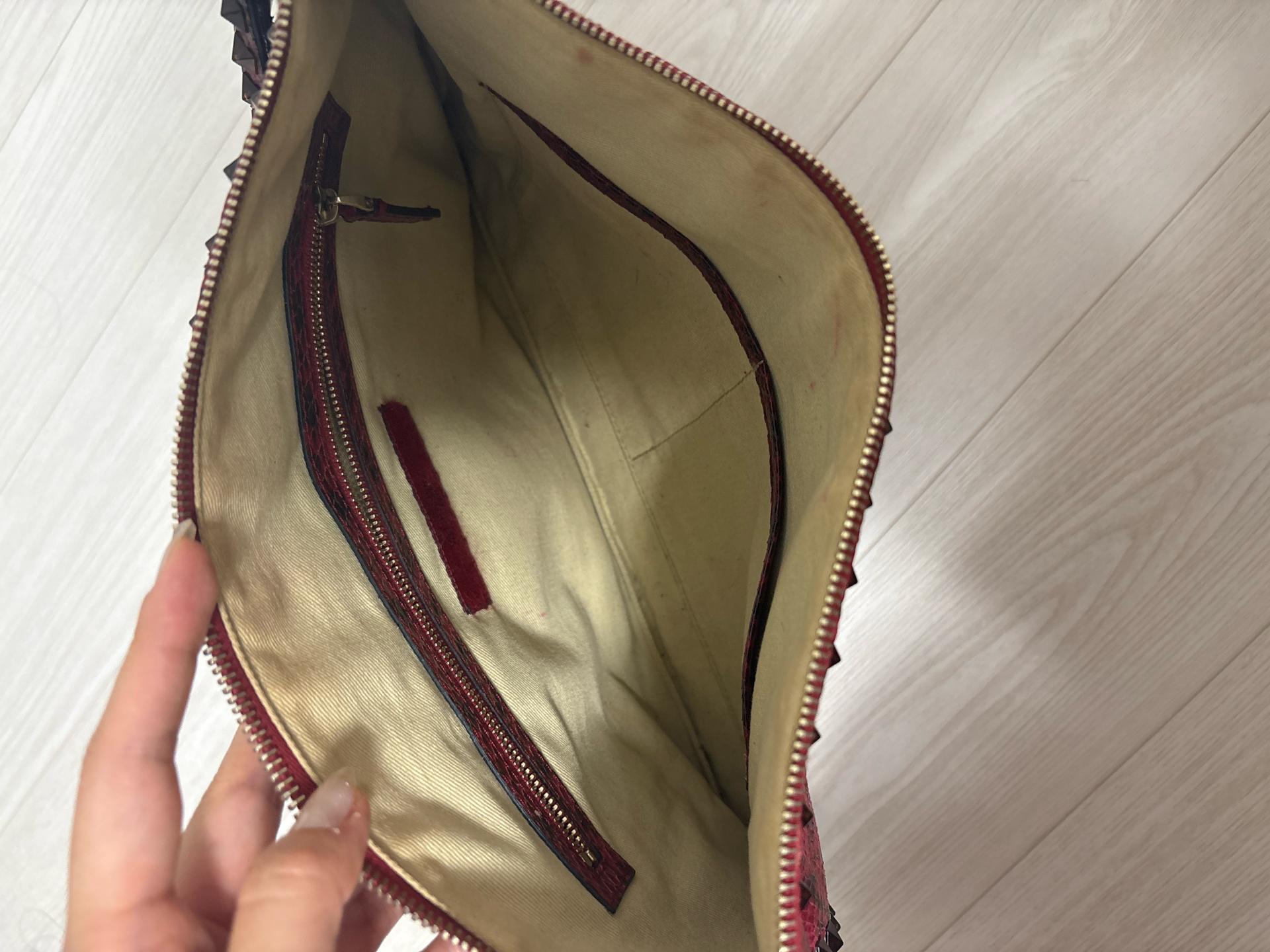 발렌티노 락스터드 파이톤 클러치 백 와인 3