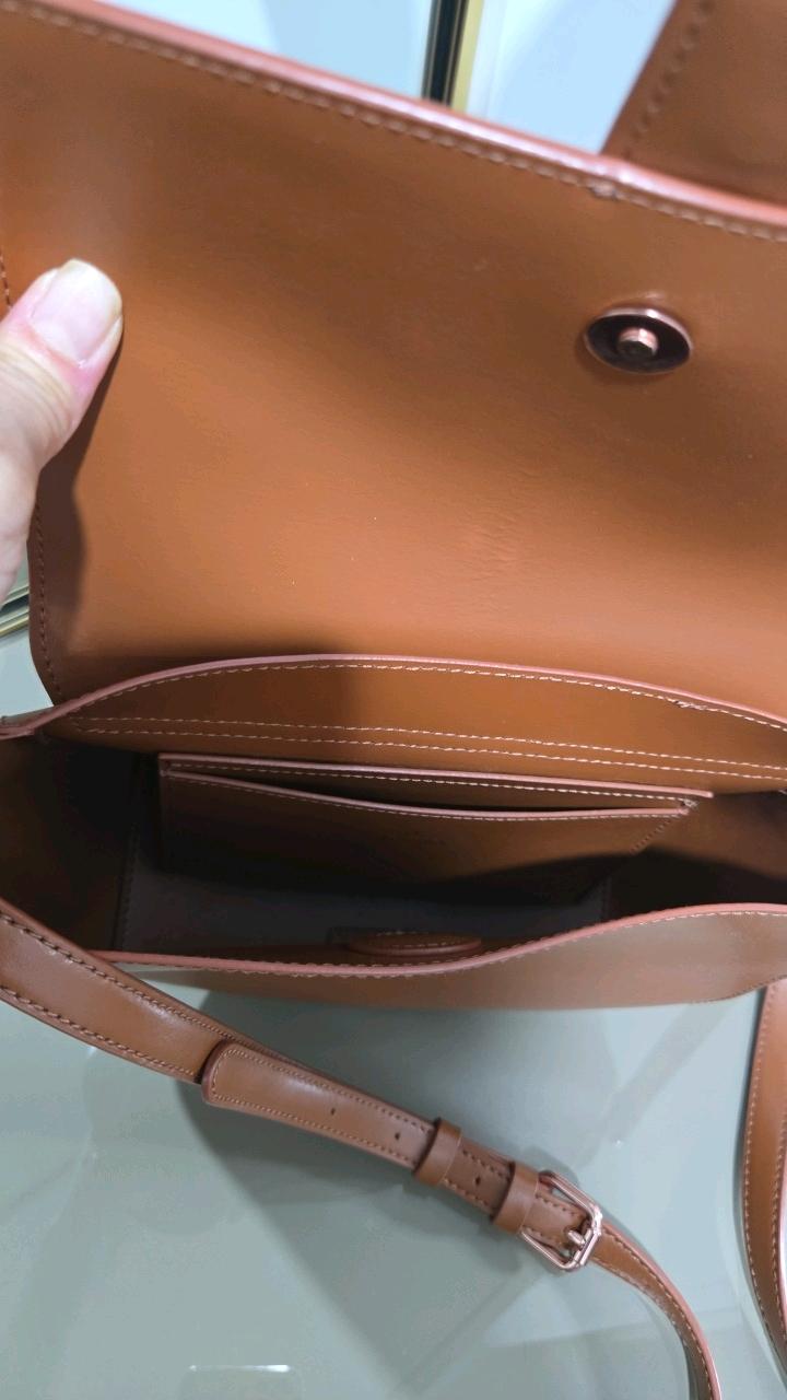 제이에스티나 브라운 레더 새들 크로스백 4