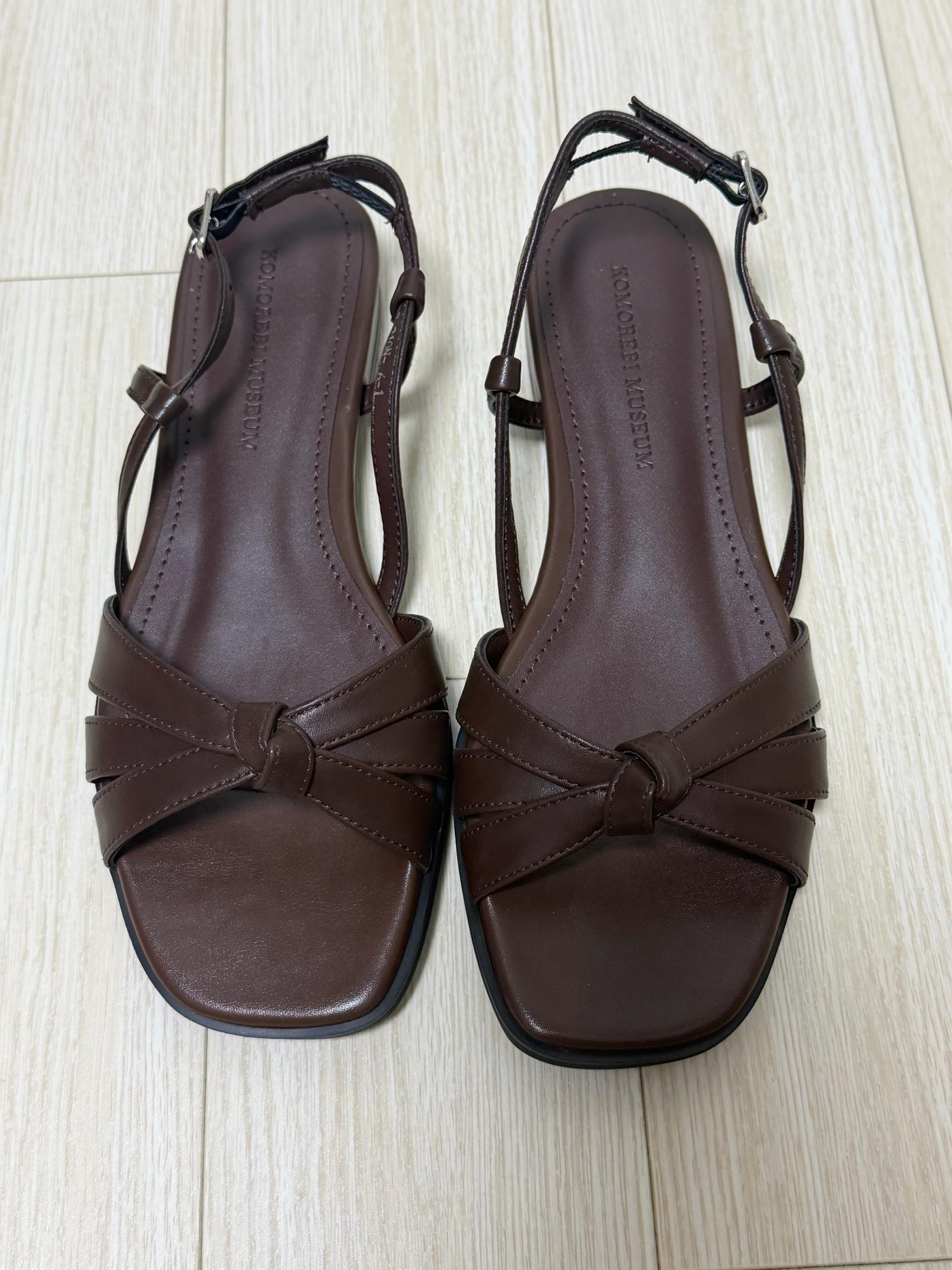 코모레비 뮤지엄 스트랩 플랫 샌들 브라운 3