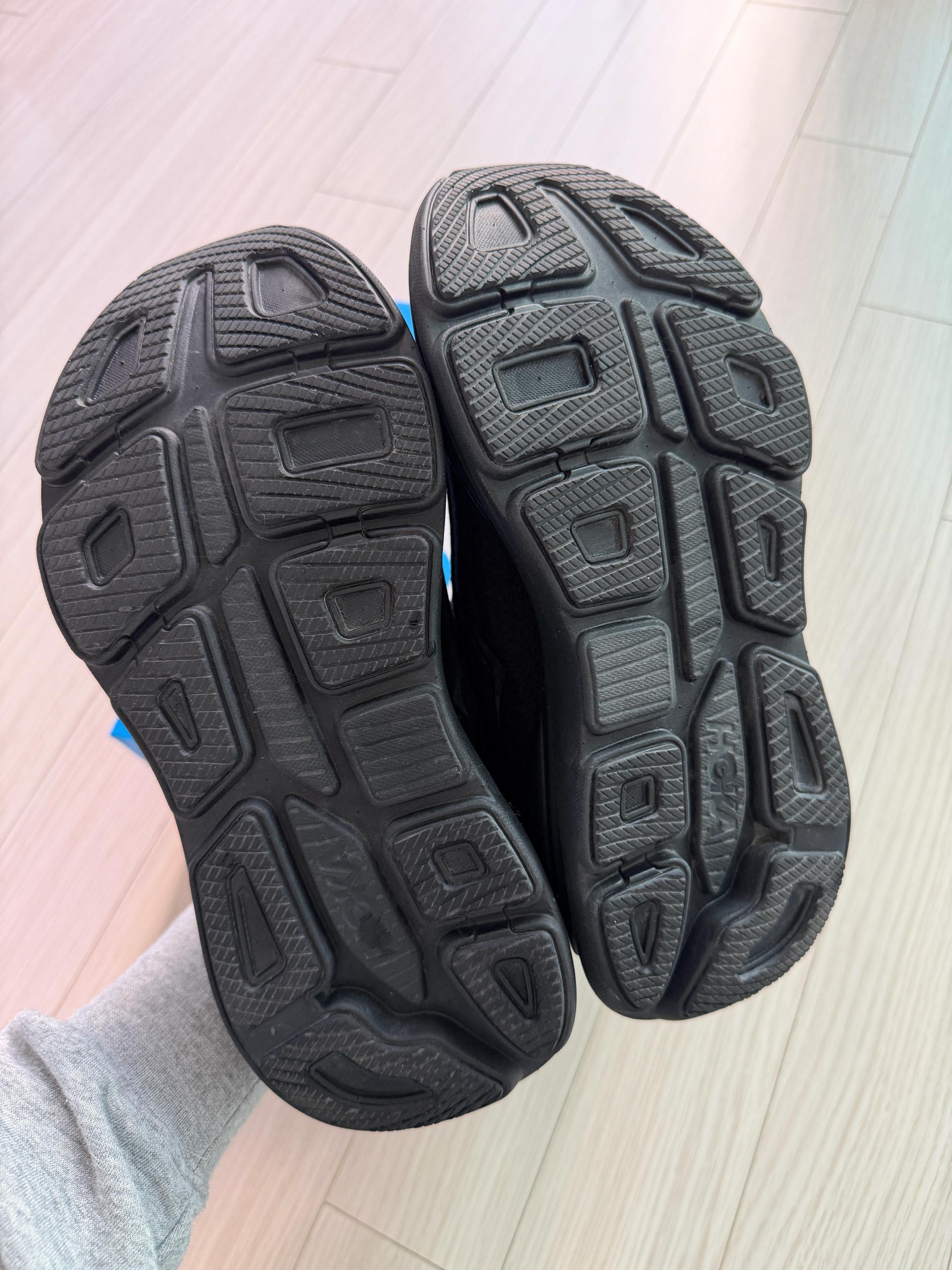 호카 본디 9 블랙 러닝화 4