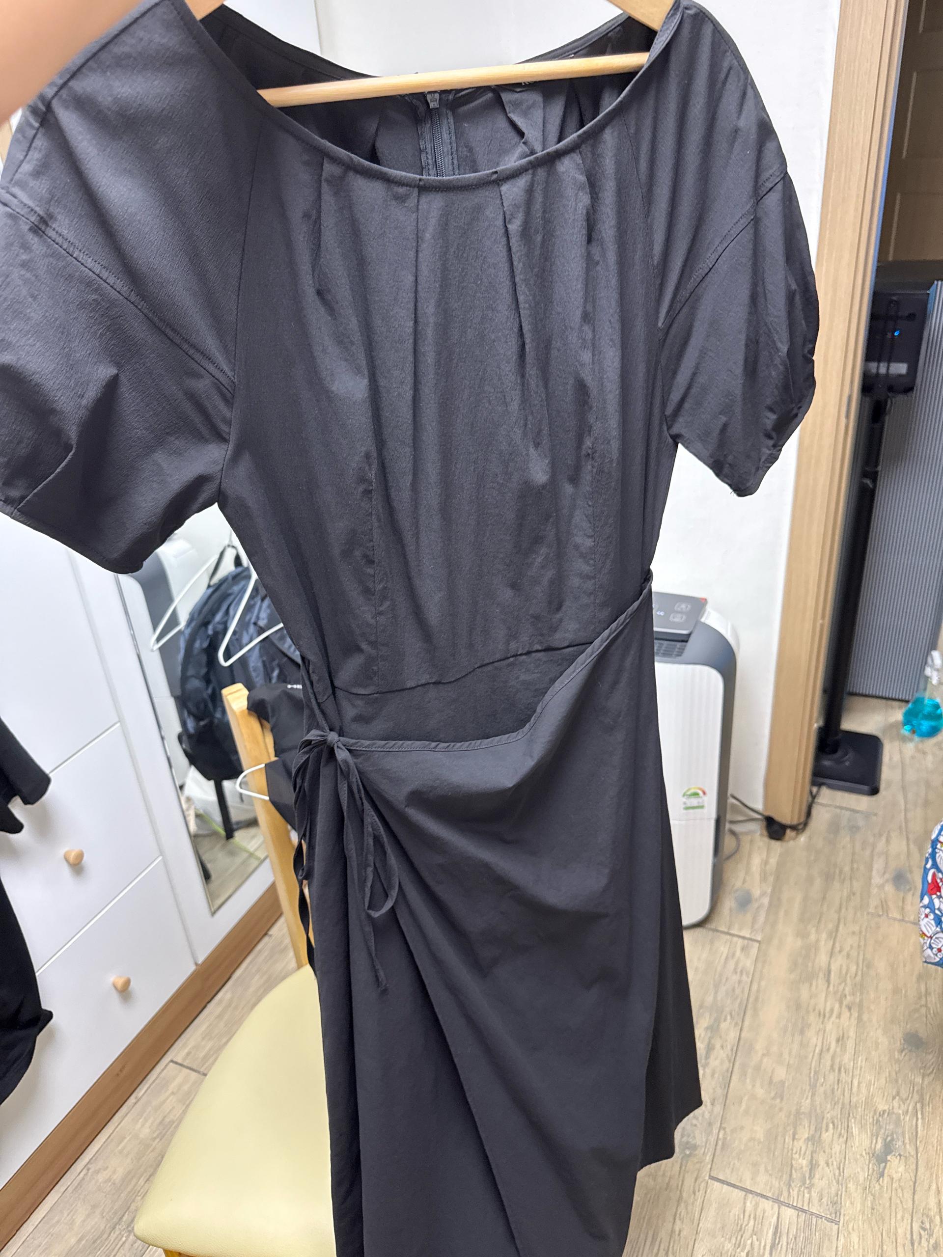 로엠 핀턱 퍼프 랩 롱 원피스 블랙 9