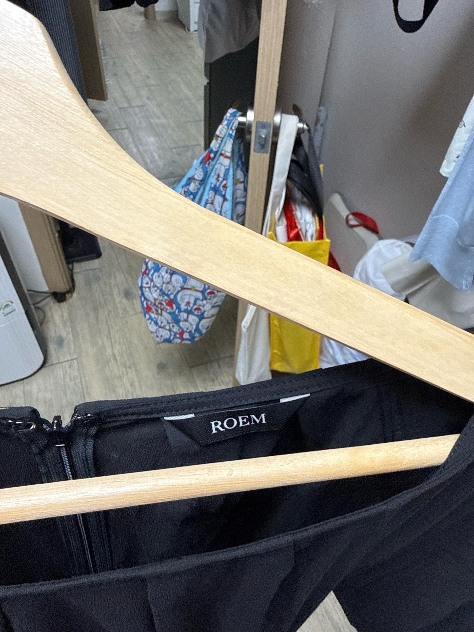 로엠 핀턱 퍼프 랩 롱 원피스 블랙 11