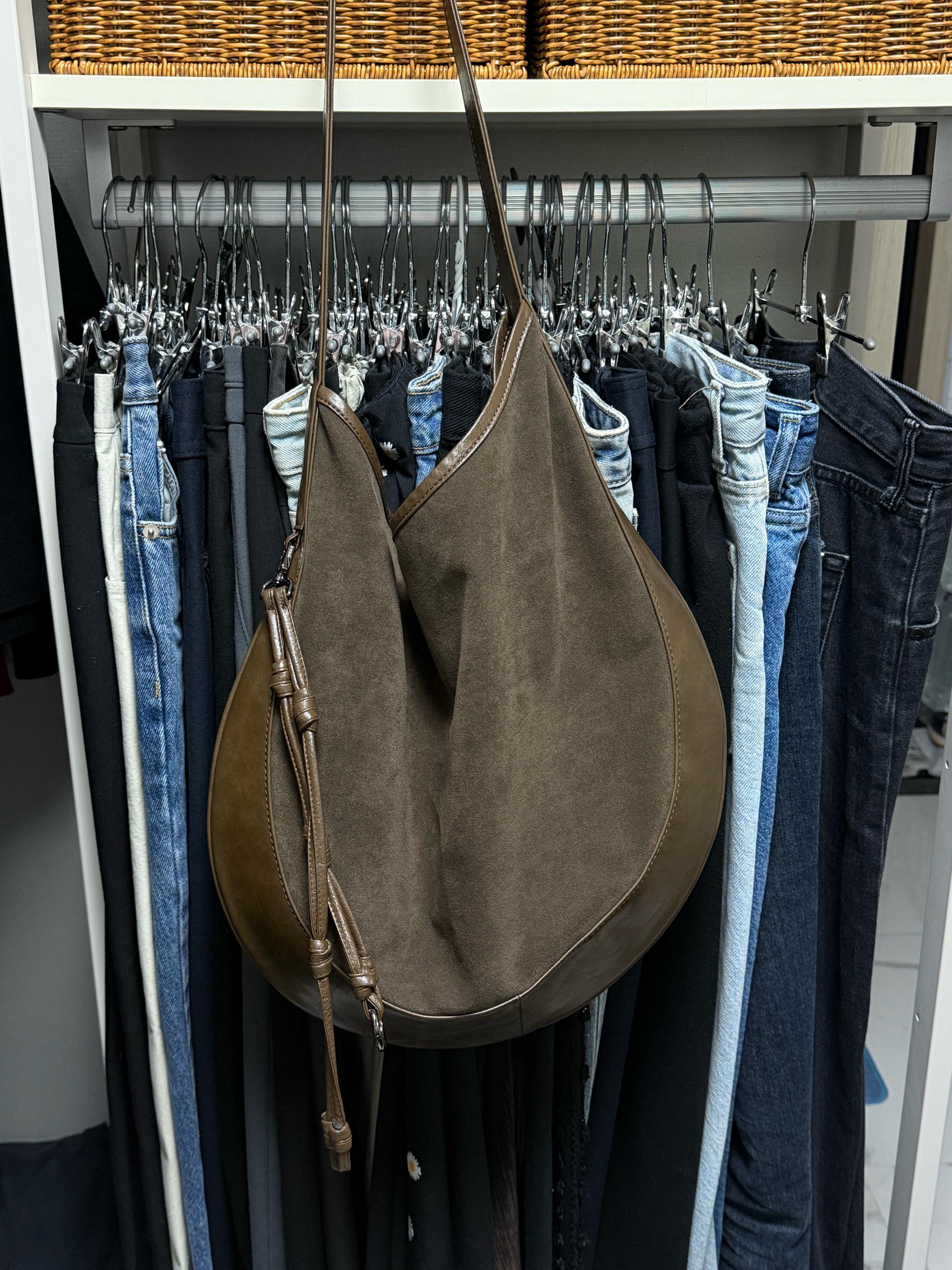 콰니 Curvee Hobo 스웨이드 백 브라운 4