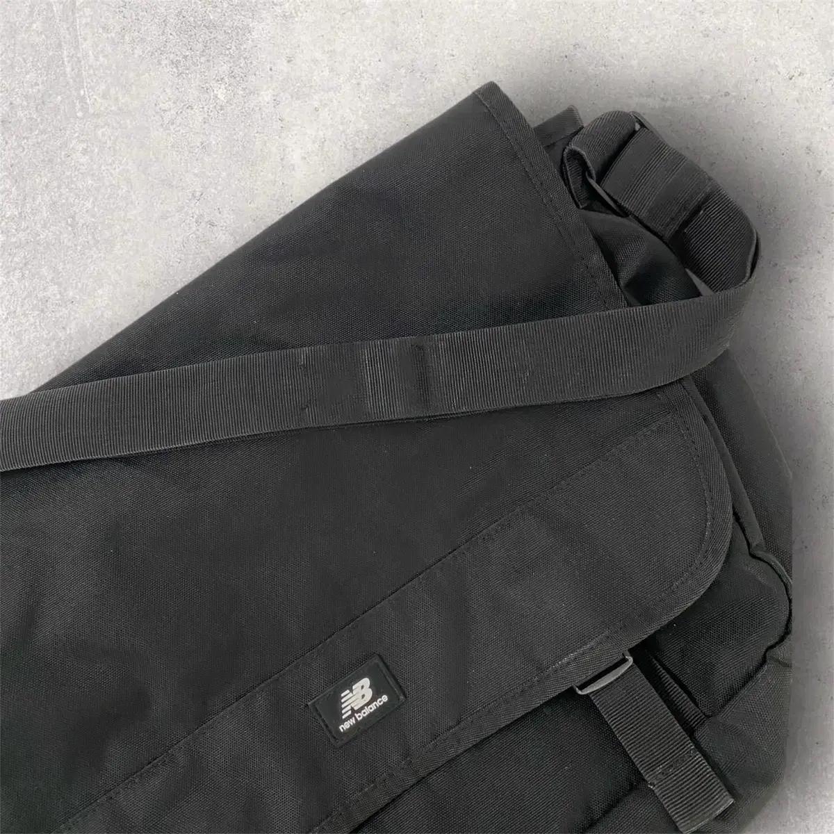 뉴발란스 메신저백 블랙 (B335) 7