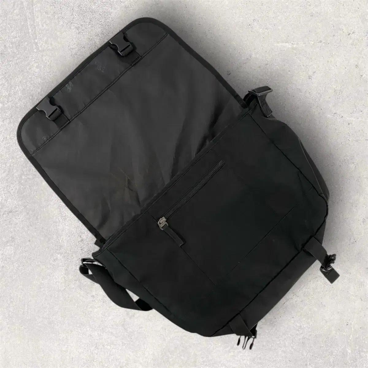 뉴발란스 메신저백 블랙 (B335) 8