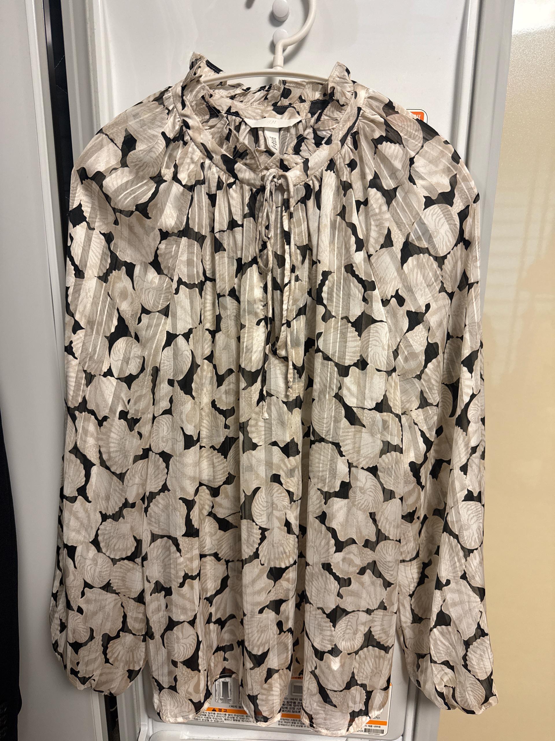 H&M 패턴 프릴 넥 블라우스 베이지 4