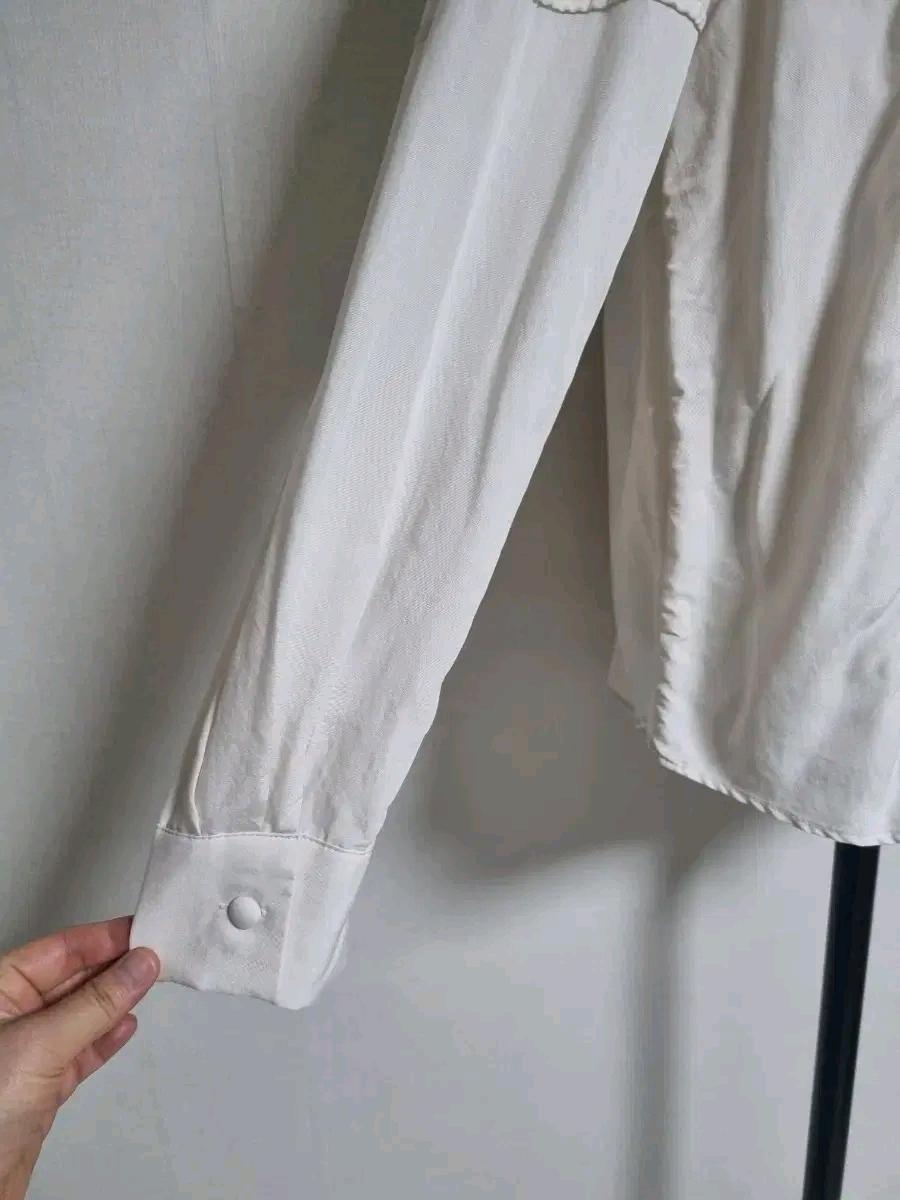 BL258 브이넥콩단추블라우스 6
