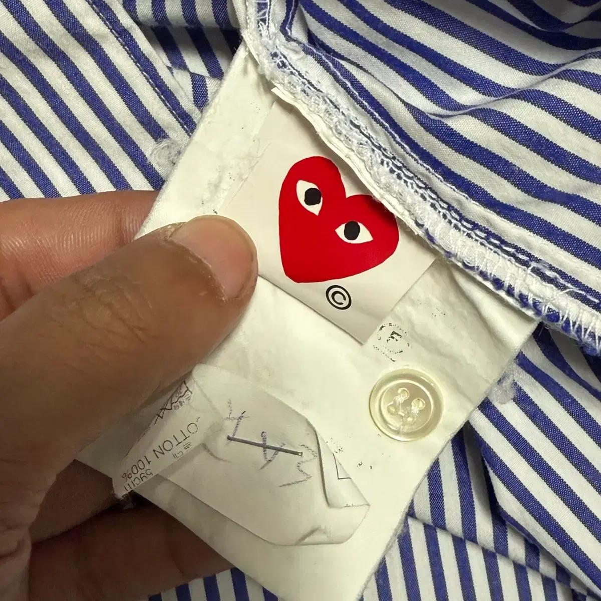 M 꼼데가르송 블랙 하트 와펜 스트라이프 블루 셔츠 6