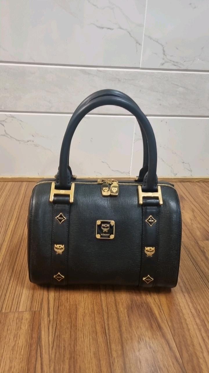 MCM 블랙 레더 금장 로고 보스턴백 2